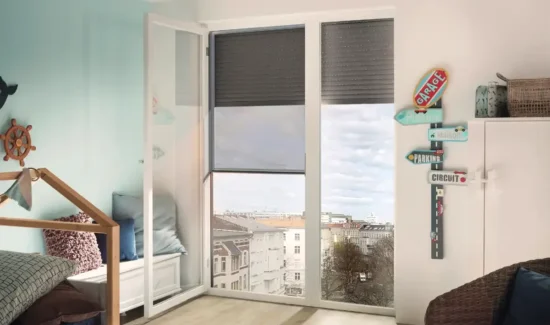 Bodentiefe Tür mit Absturzsicherung im oberen Stockwerk