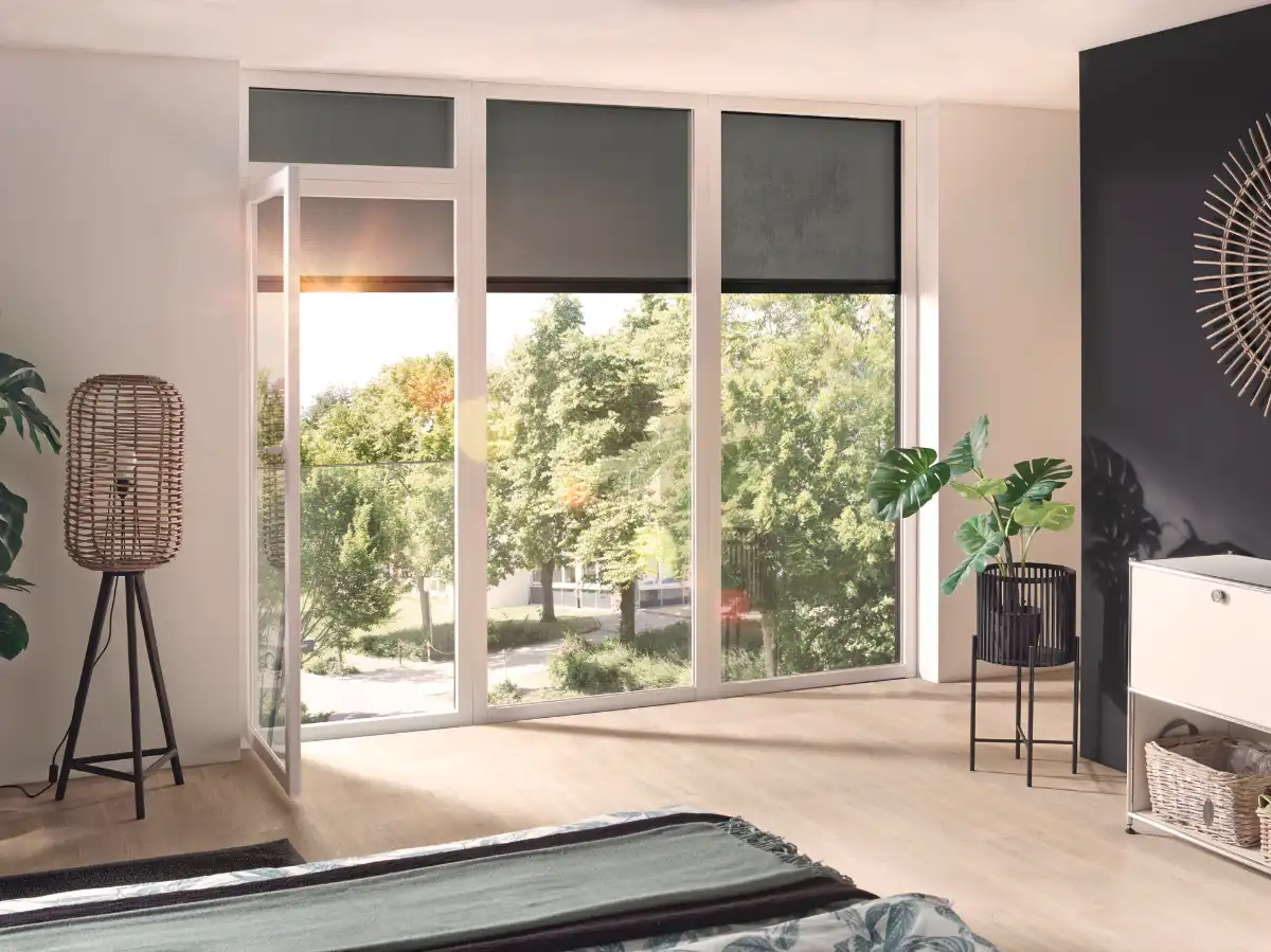 Modernes Schlafzimmer mit Sonnenschutz vor den Fenstern
