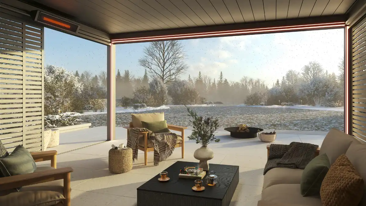 Wintergarten mit gemütlicher Einrichtung und Blick auf schneebedeckte Landschaft