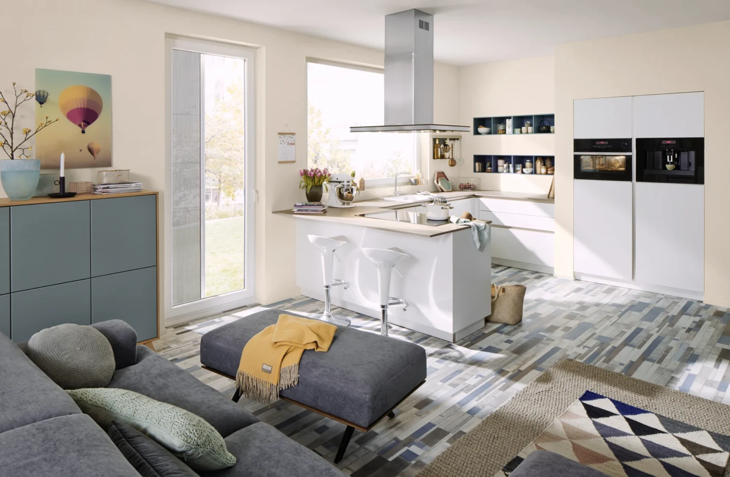 Moderne Küche mit Essbereich und gemütlichem Wohnraum