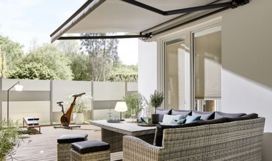 Moderne Terrasse mit Sonnenschutz und stilvollen Gartenmöbeln