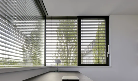 Moderne Fensterjalousien in einem stilvollen Büro