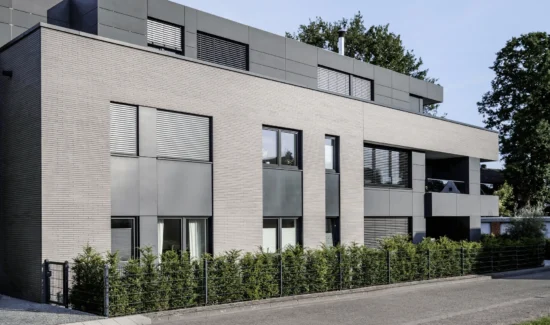 Moderne Wohnarchitektur mit grauem Fassadendesign