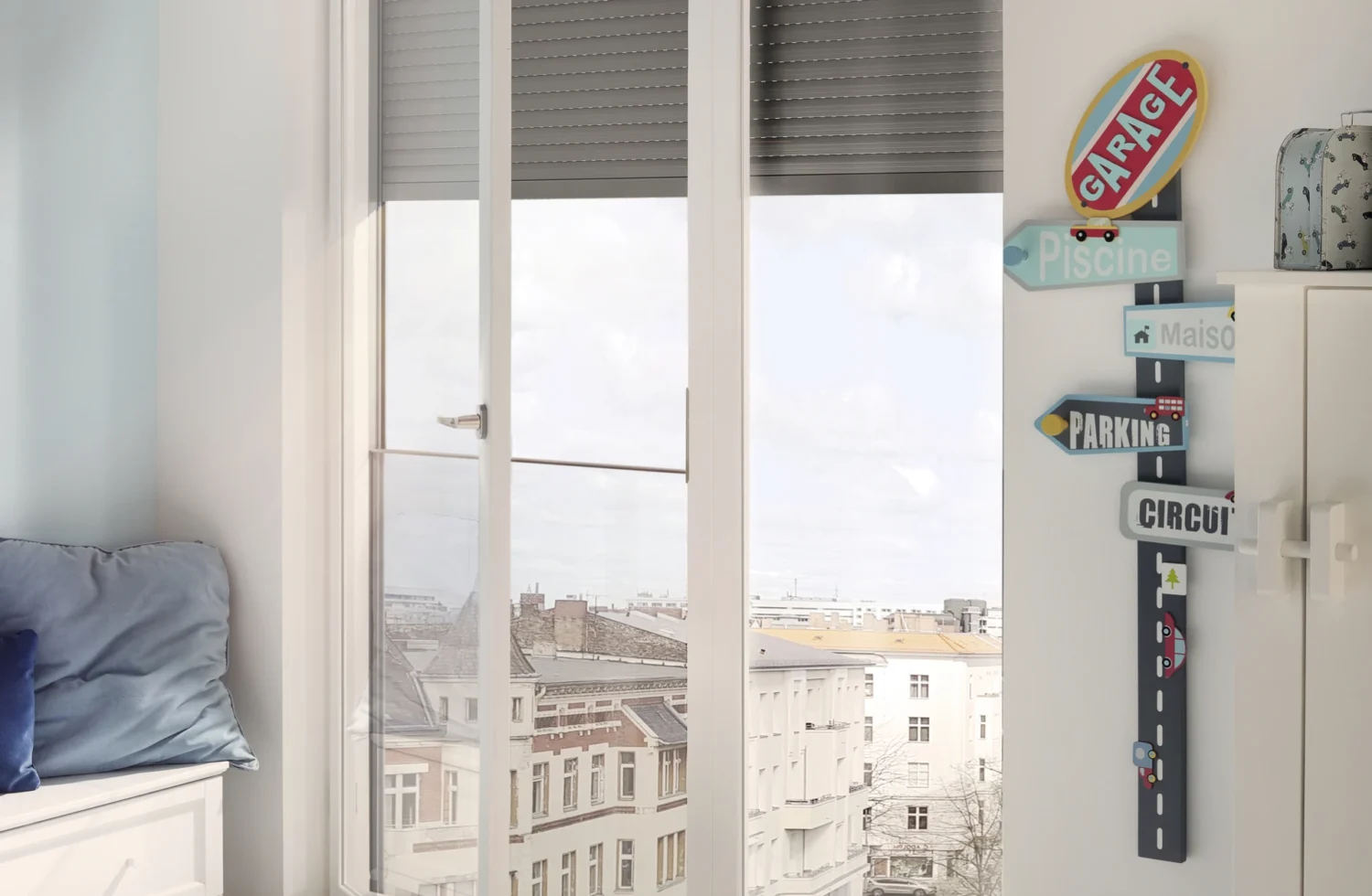 Moderne Wohnzimmereinrichtung mit großen Fenstern und Stadtblick