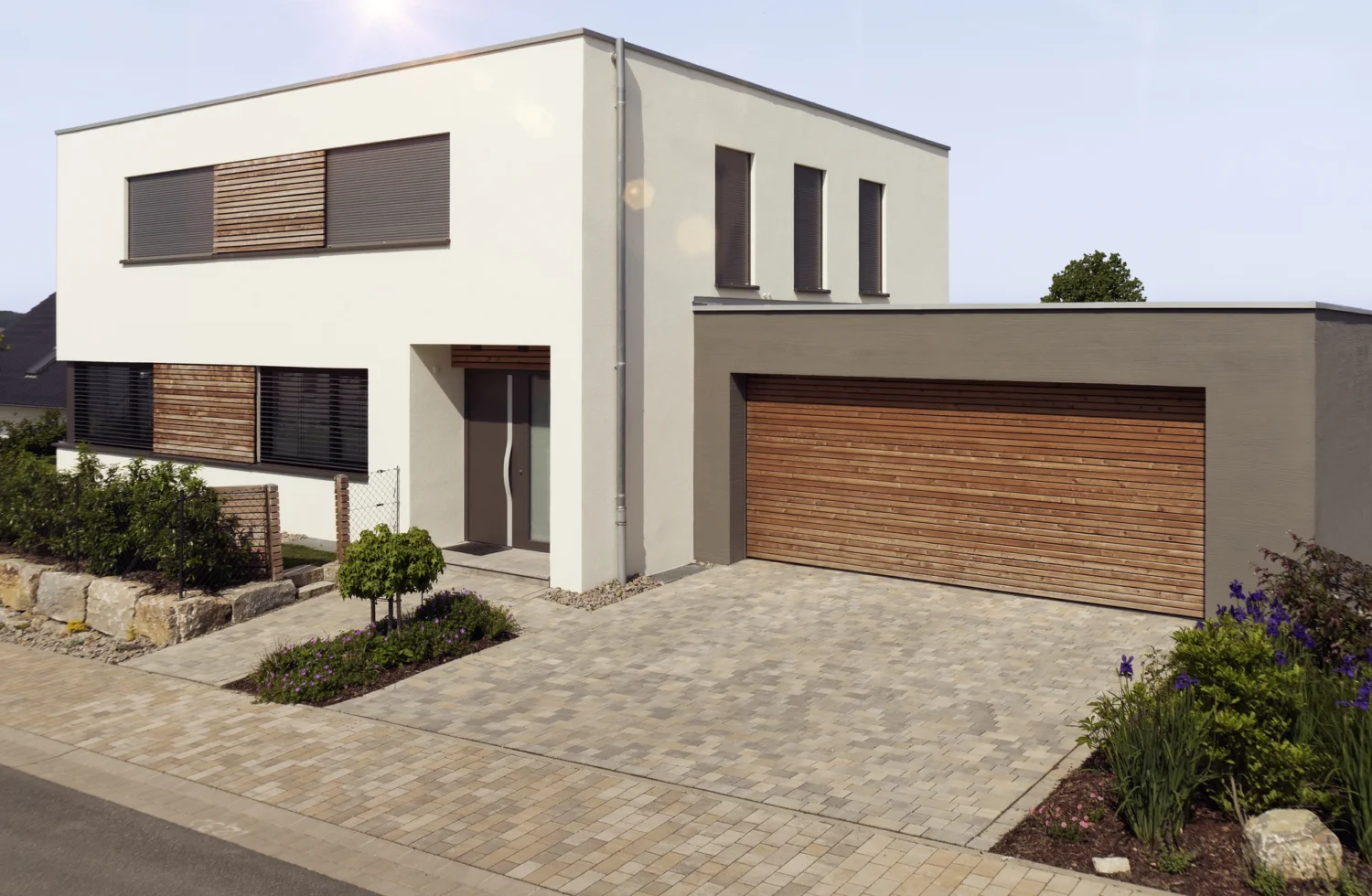 Modernes Einfamilienhaus mit Flachdach und Holzverkleidung